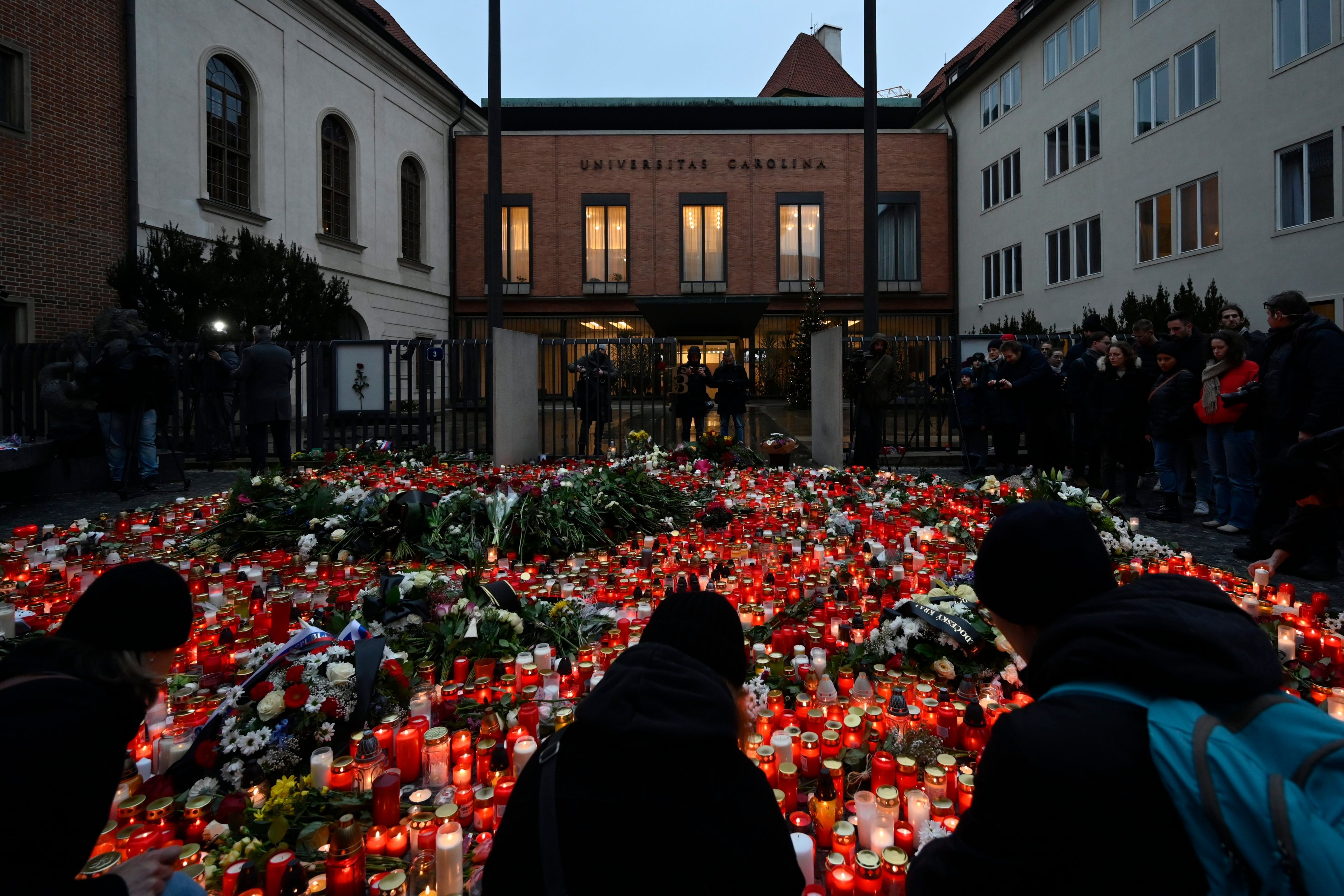 Trauernde legen Blumen für die Opfer der tragischen Schusswaffenattacke an der Philosophischen Fakultät der Karls-Universität nieder.