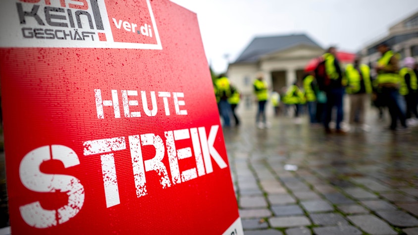 Verdi-Mitglieder versammeln sich zu einer Kundgebung in Oldenburg zu den laufenden Tarifverhandlungen.