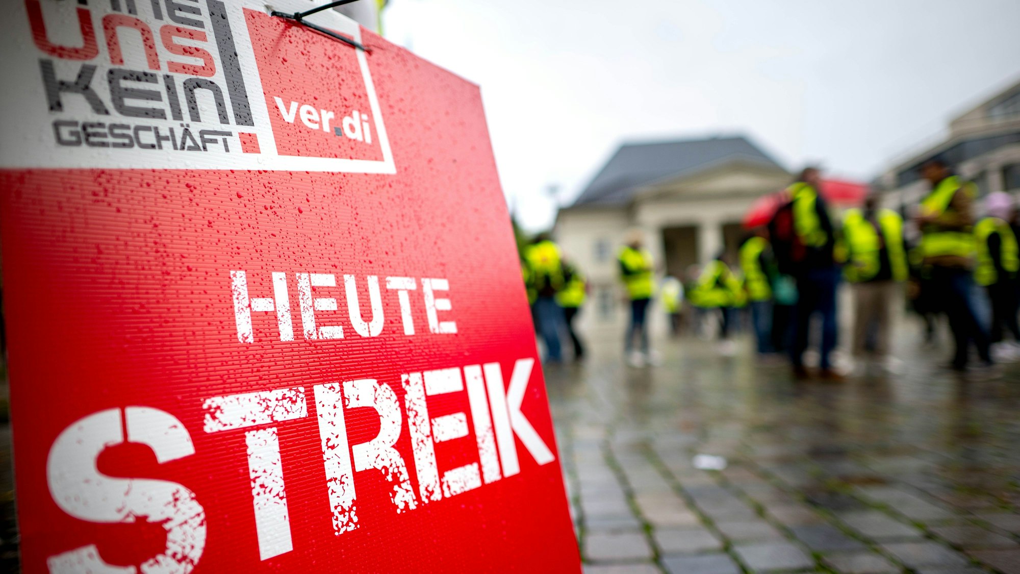 Verdi-Mitglieder versammeln sich zu einer Kundgebung in Oldenburg zu den laufenden Tarifverhandlungen.