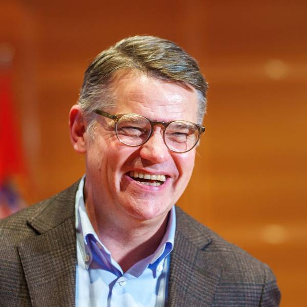 Es ist der lachende Ministerpräsident Hessens, Boris Rhein, zu sehen.