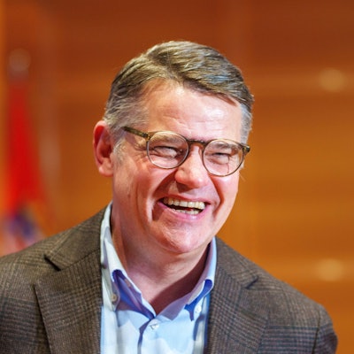 Es ist der lachende Ministerpräsident Hessens, Boris Rhein, zu sehen.