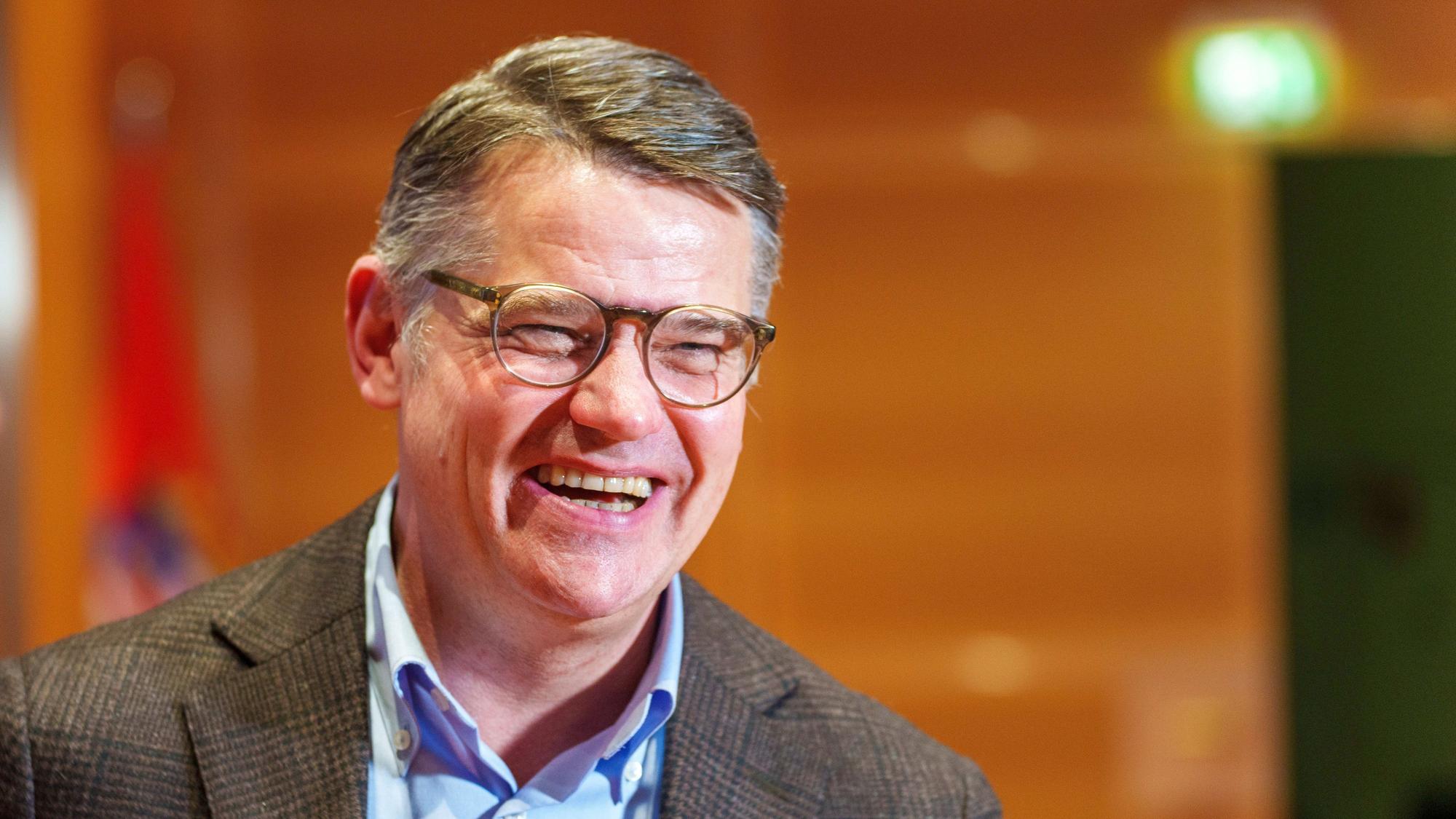 Es ist der lachende Ministerpräsident Hessens, Boris Rhein, zu sehen.