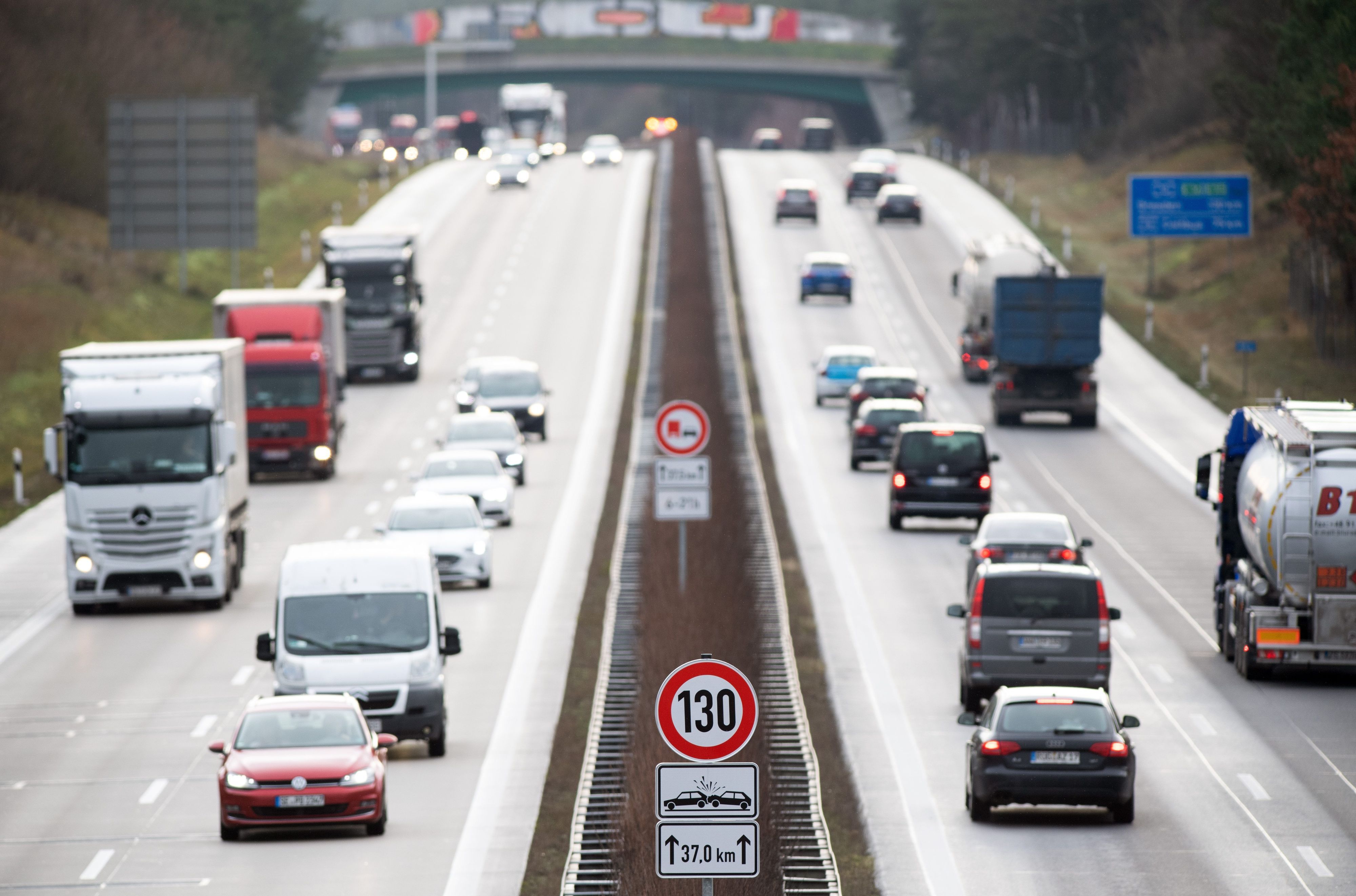 Autobahn A13 mit Lastwagenverkehr nahe der Anschlussstelle zur L74.