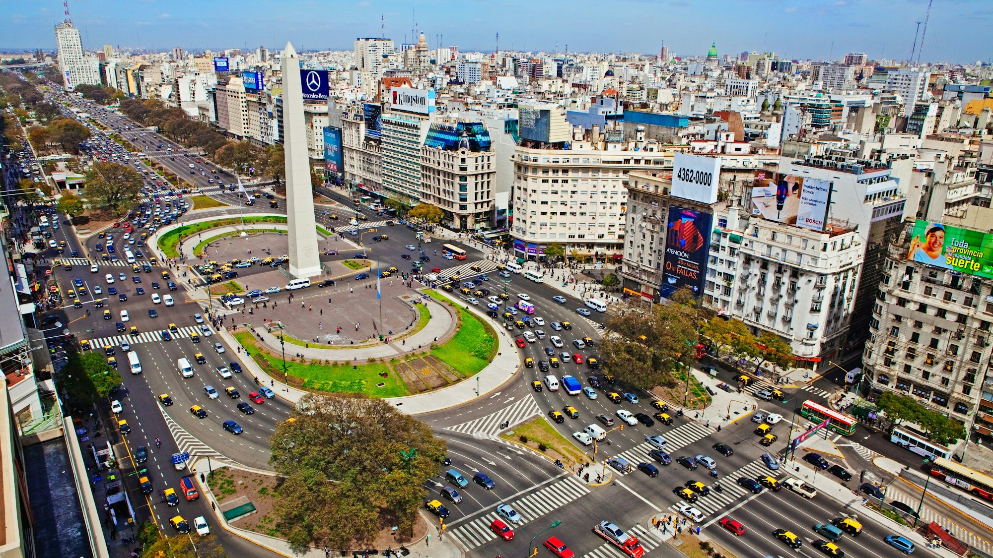 Die Avenida 9 de Julio ist eine der Hauptverkehrsadern von Buenos Aires.