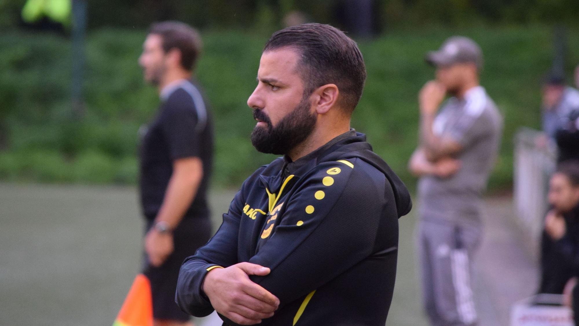Eintrachts Trainer Mahmut Temür im Seitenprofil.