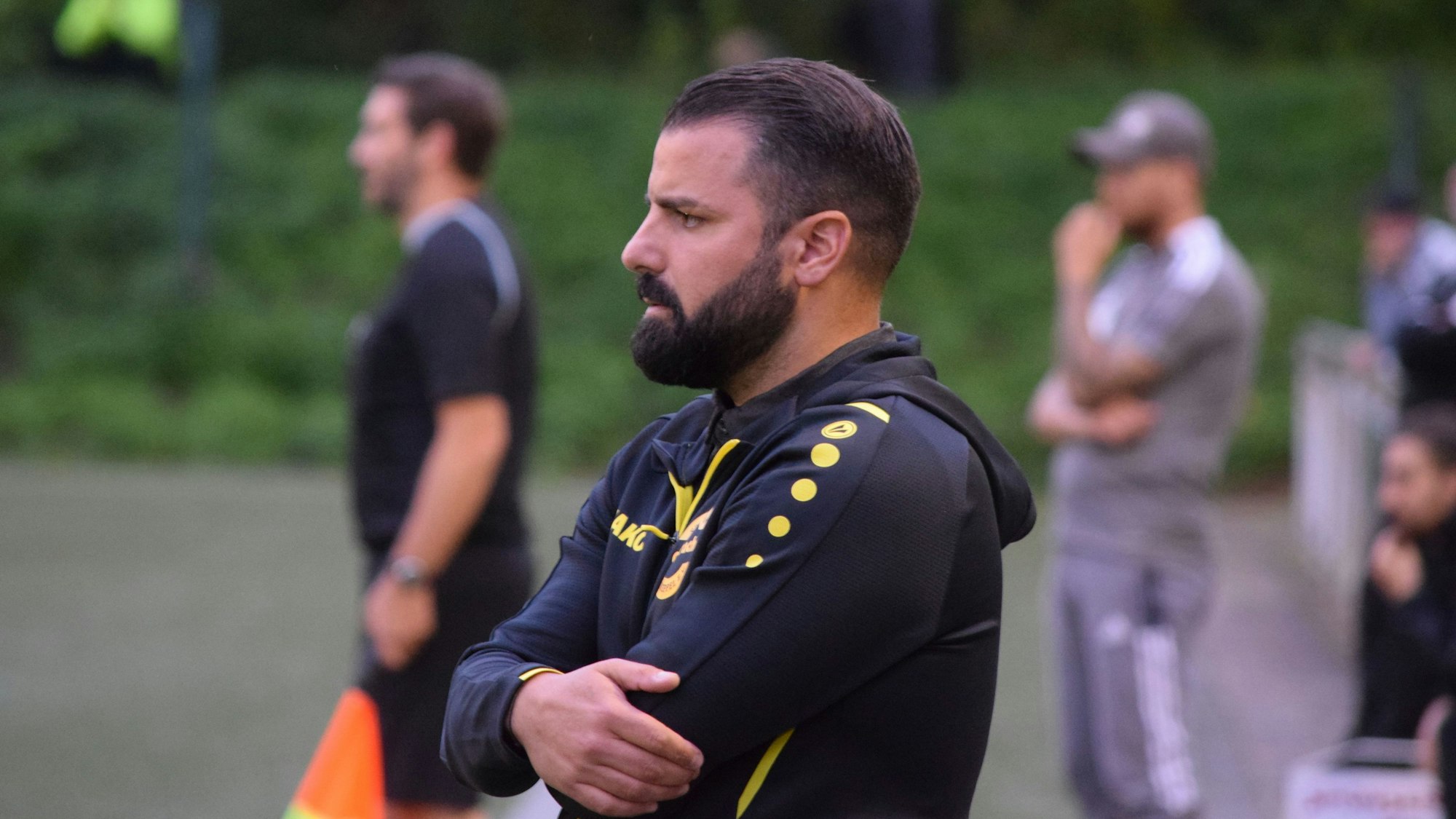 Eintrachts Trainer Mahmut Temür im Seitenprofil.