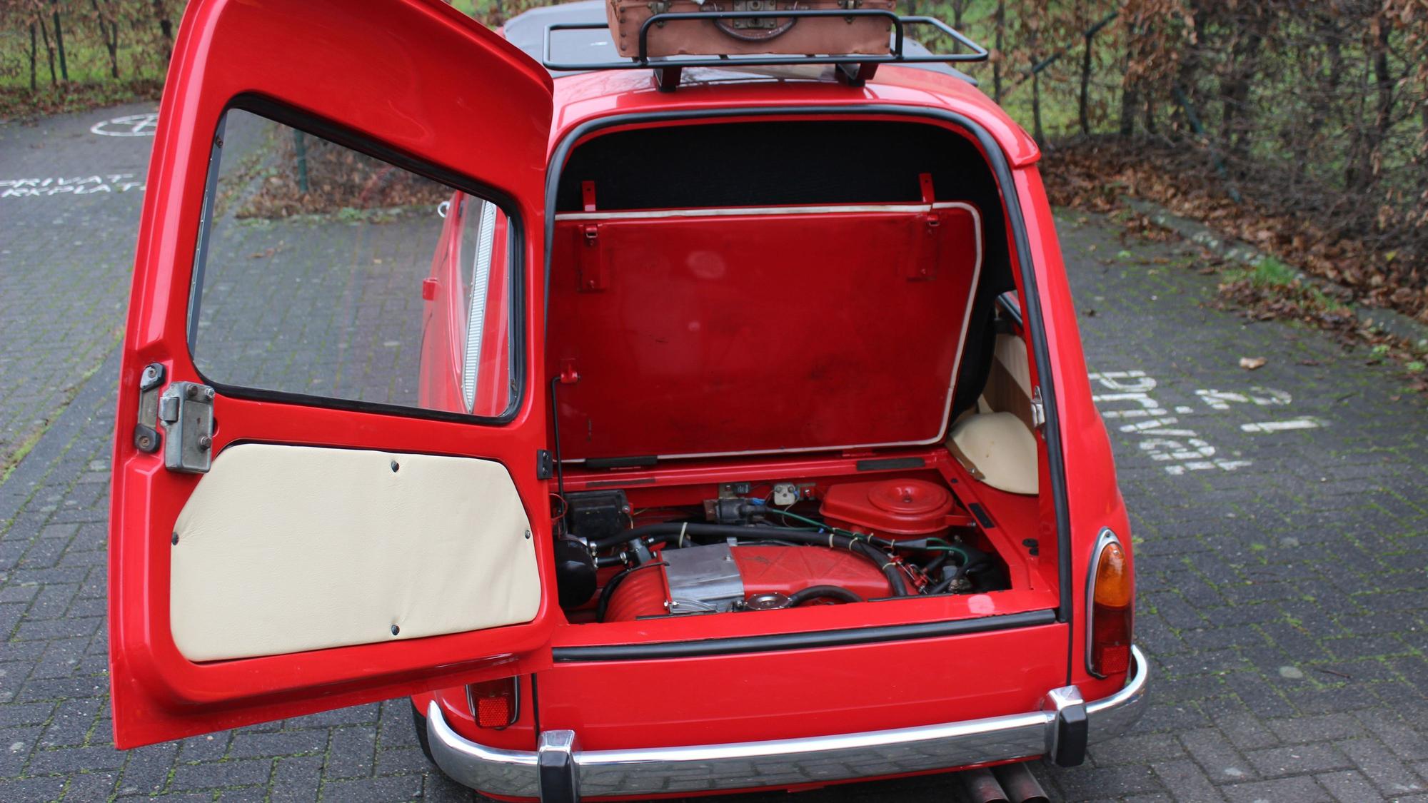 Der kleine Motor verbirgt sich hinter einer sehr großen Heckklappe.