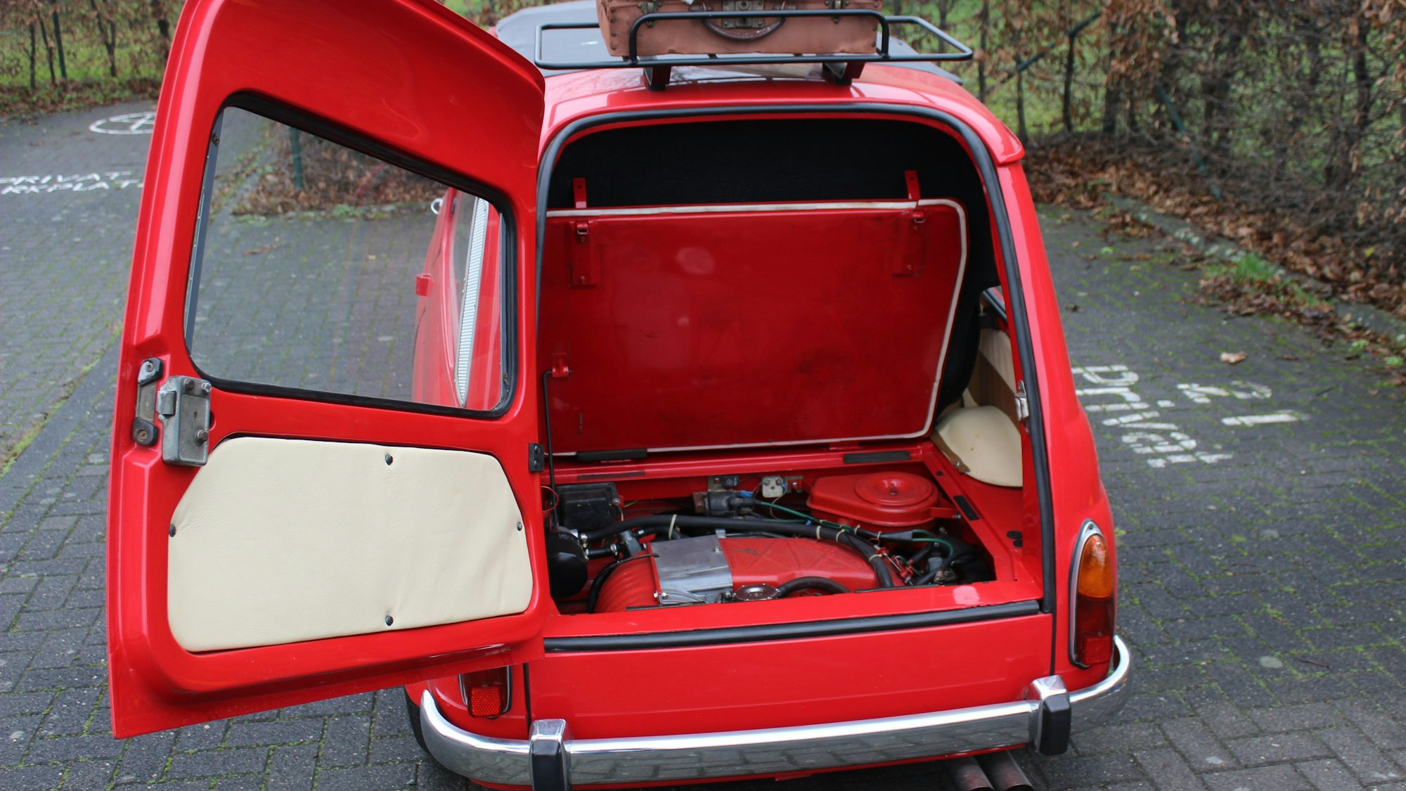 Der kleine Motor verbirgt sich hinter einer sehr großen Heckklappe.