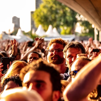 Menschenmenge bei einem Open-Air-Konzert.