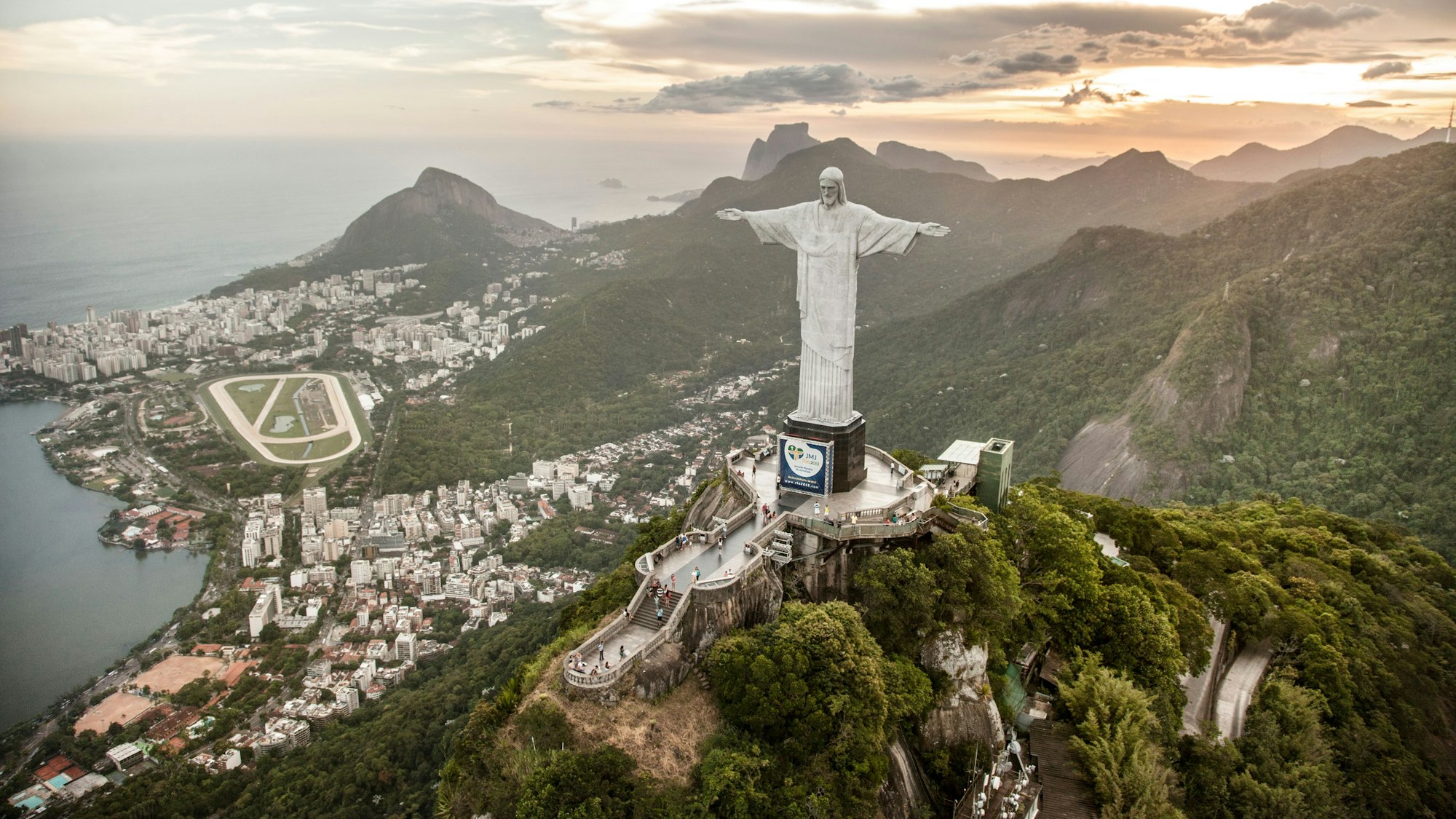 Cristo Redentor ist eine monumentale Christusstatue im Süden von Rio de Janeiro (Brasilien) auf dem Berg Corcovado.