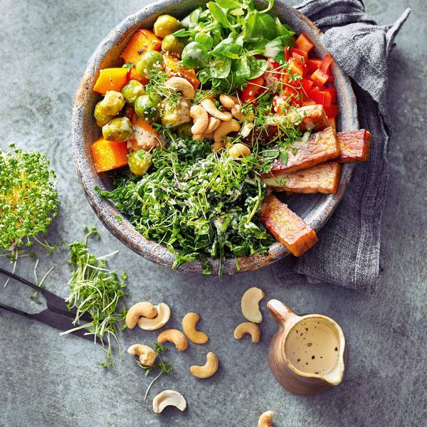 Bunte Bowl mit Ofengemüse, frischen Grünkohlblättern und gebratenem Tempeh. F