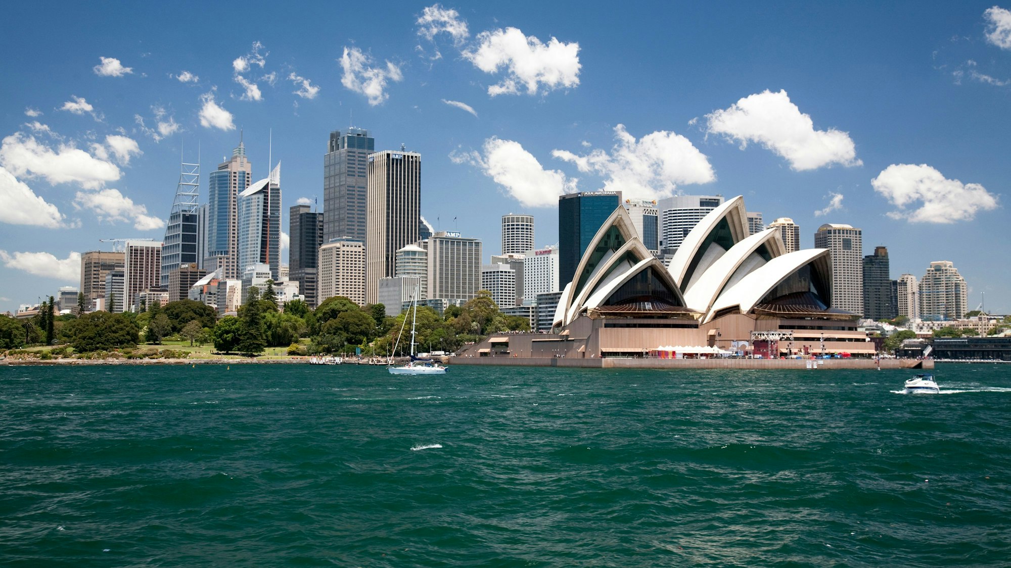 Das Sydney Opera House ist eines der markantesten und berühmtesten Gebäude des 20. Jahrhunderts und das Wahrzeichen von Sydney, der größten Stadt Australiens.