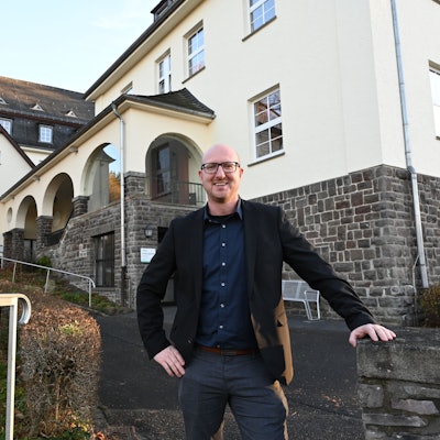 Bürgermeister Ingo Pfennings steht vor dem Rathaus in Schleiden.