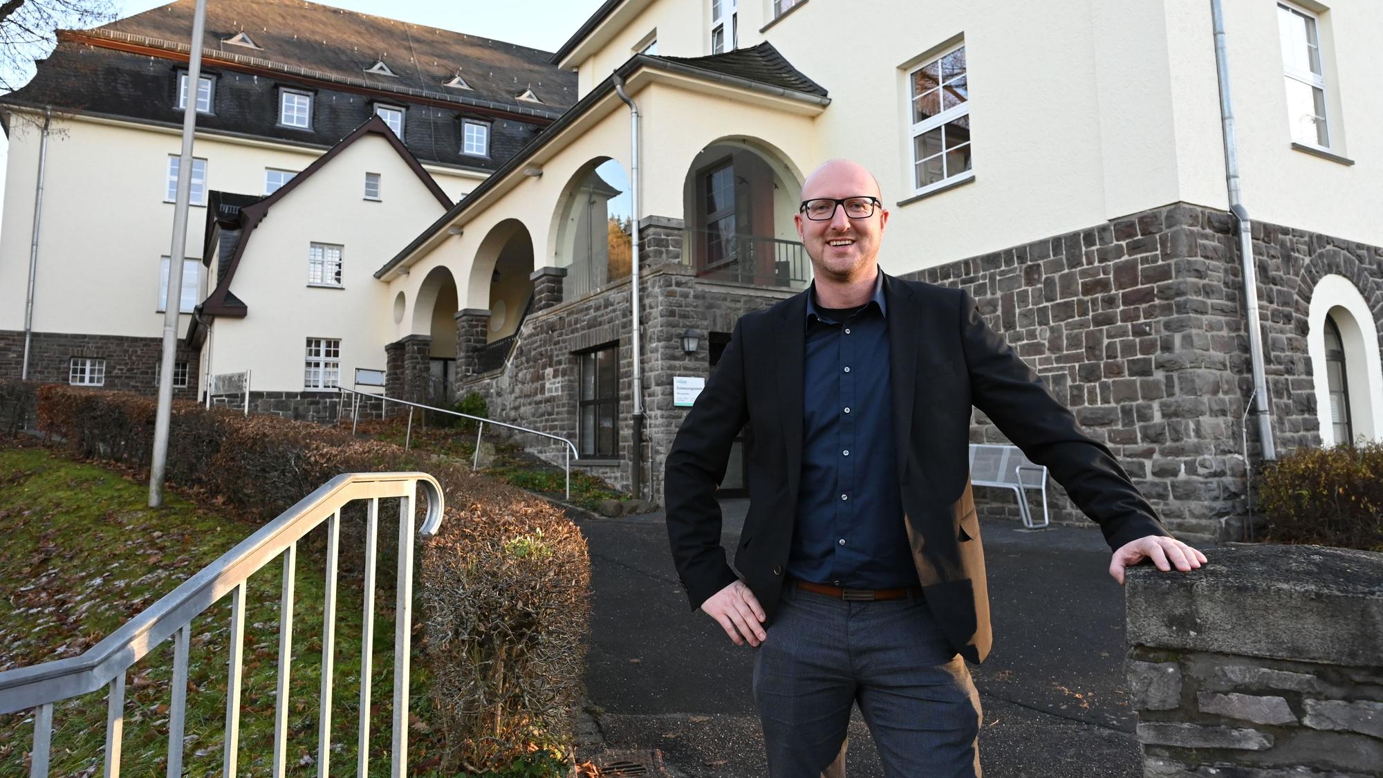 Bürgermeister Ingo Pfennings steht vor dem Rathaus in Schleiden.