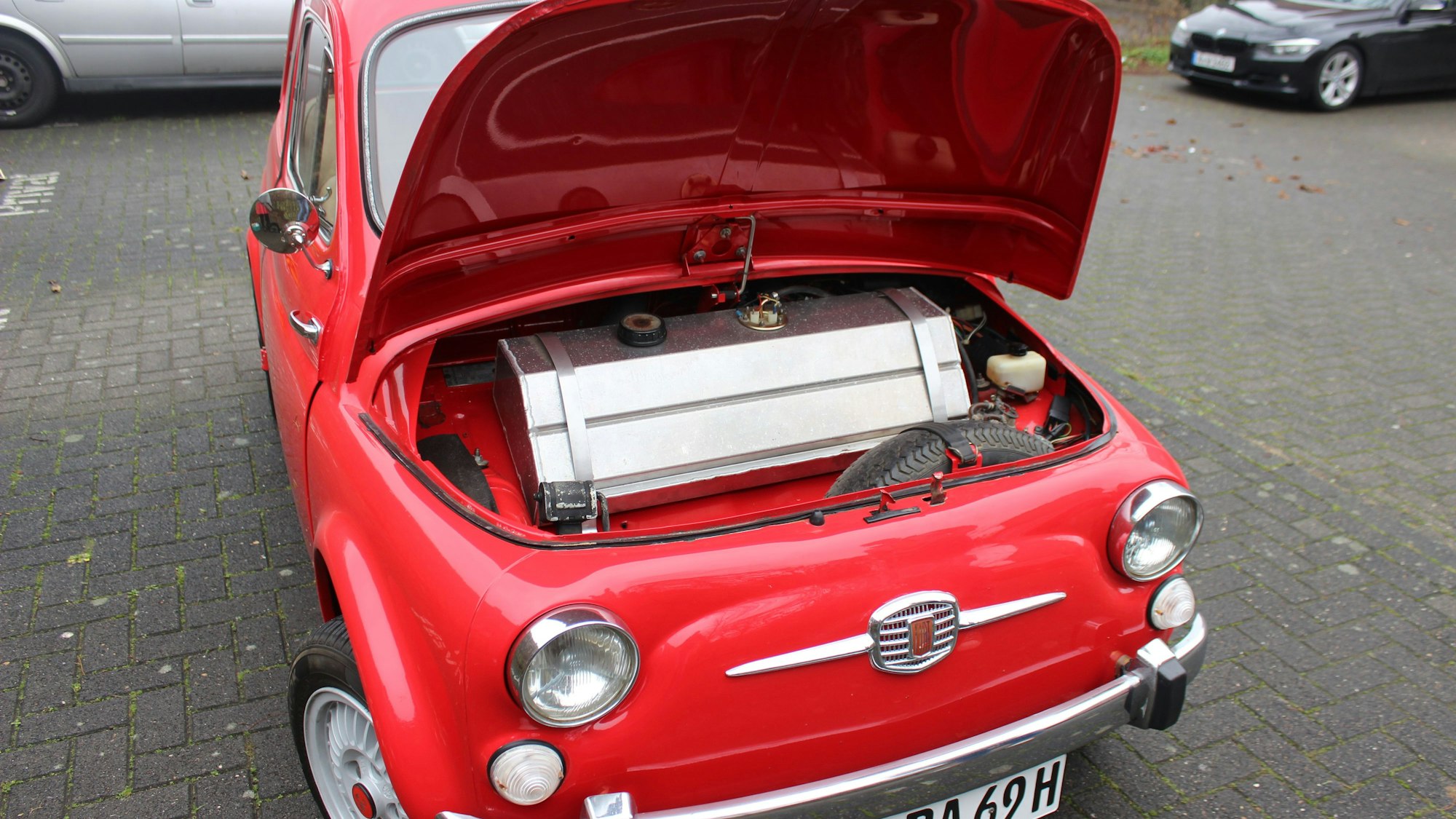 Der Fiat 500 mit offener Motohaube. Der Tank ist vorne zu Hause.