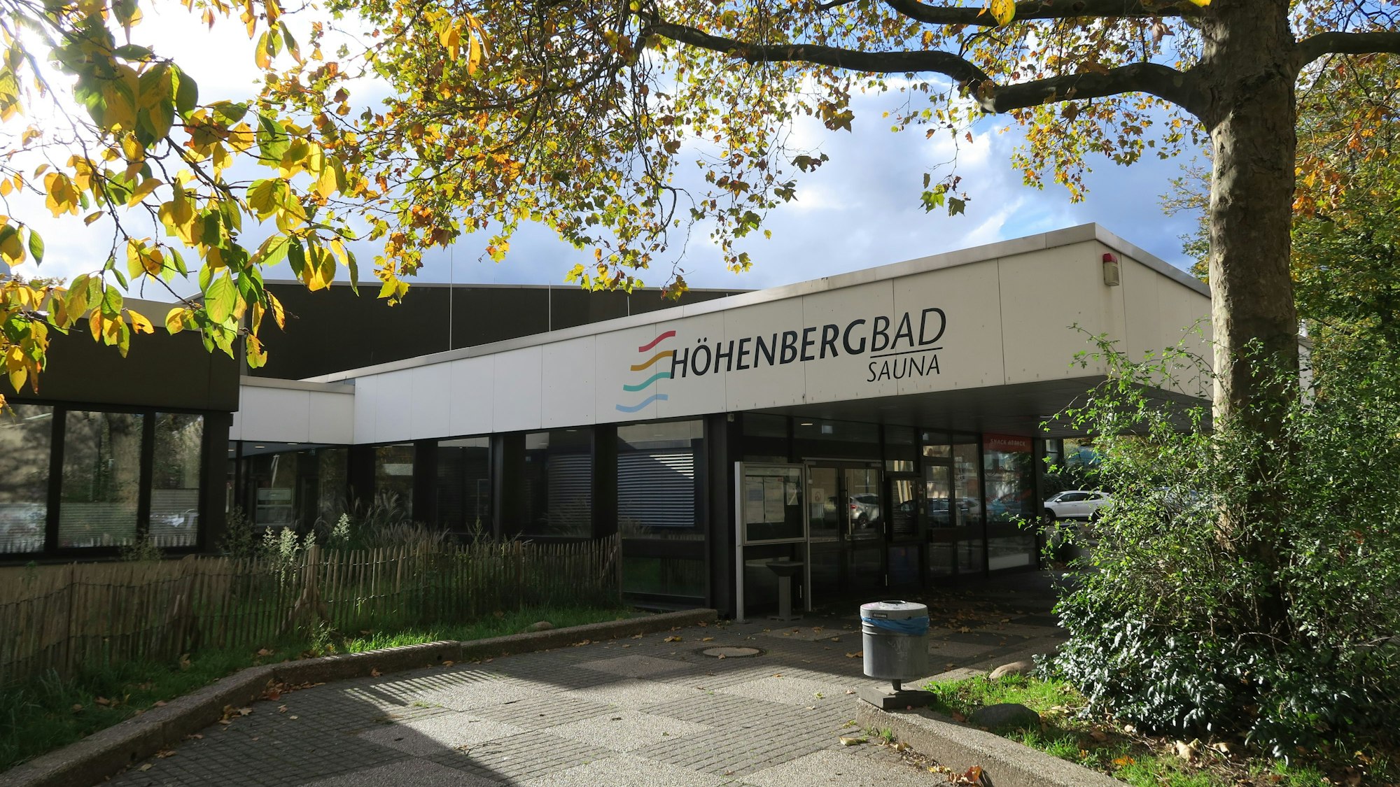 Zu sehen ist der Eingang des Höhenbergbads in Kalk.