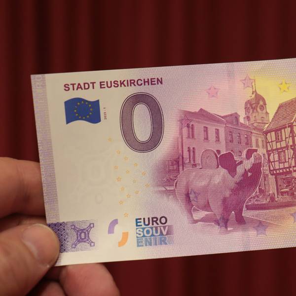 In der Stadt Euskirchen gibt es einen 0-Euro-Schein. Er zeigt den Alten Markt und das Sparschweindenkmal im Klostergarten.