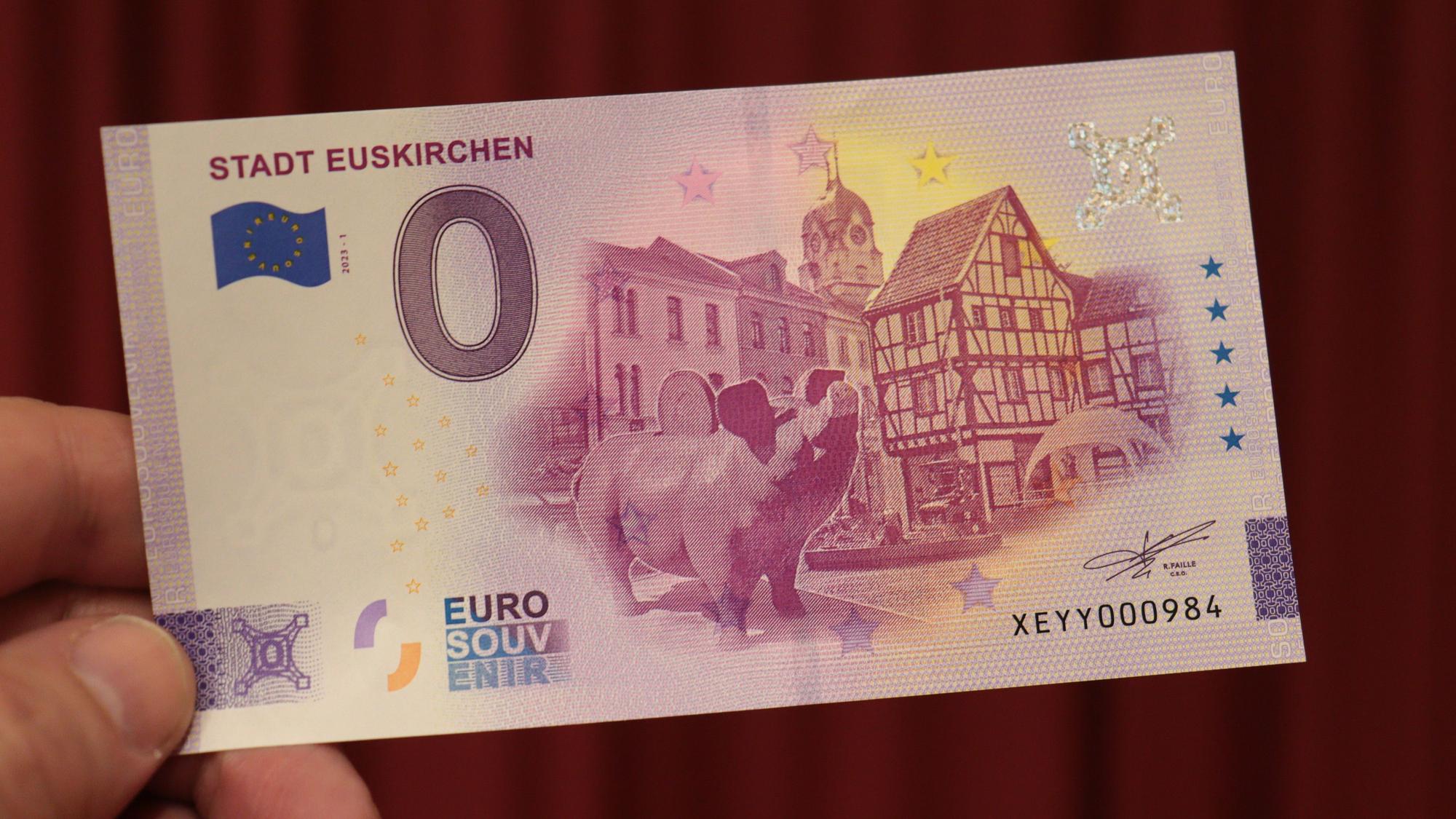 In der Stadt Euskirchen gibt es einen 0-Euro-Schein. Er zeigt den Alten Markt und das Sparschweindenkmal im Klostergarten.