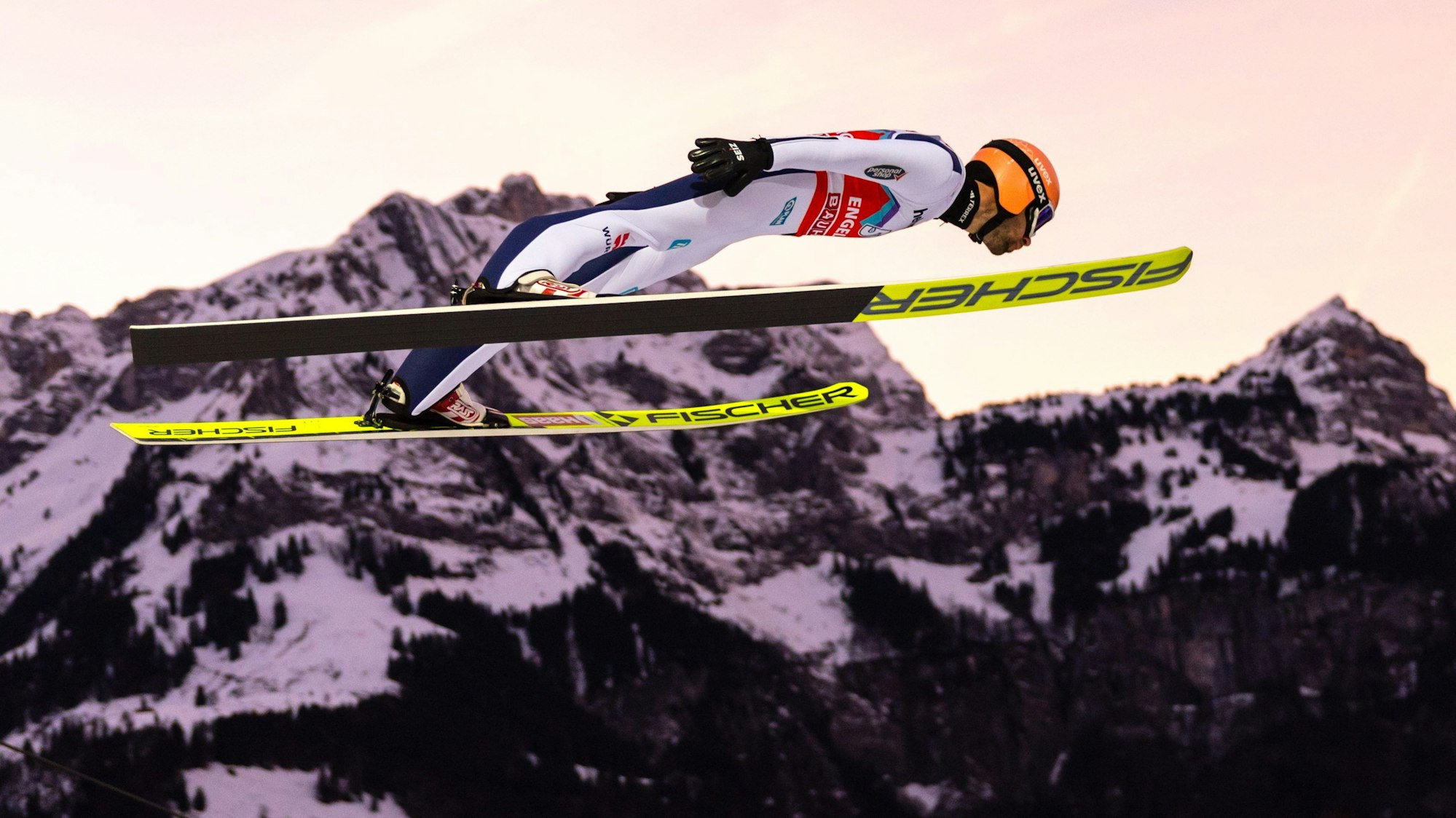 Pius Paschke bei einem Flug durch die Alpen von Engelberg in der Schweiz.