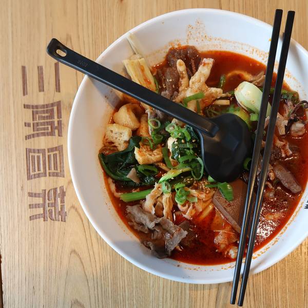 Eine chinesische Suppe im Restaurant San Gu Hot Pot in Köln.