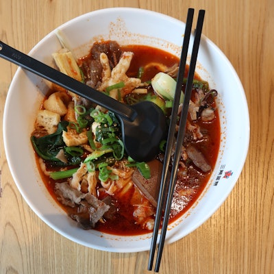 Eine chinesische Suppe im Restaurant San Gu Hot Pot in Köln.