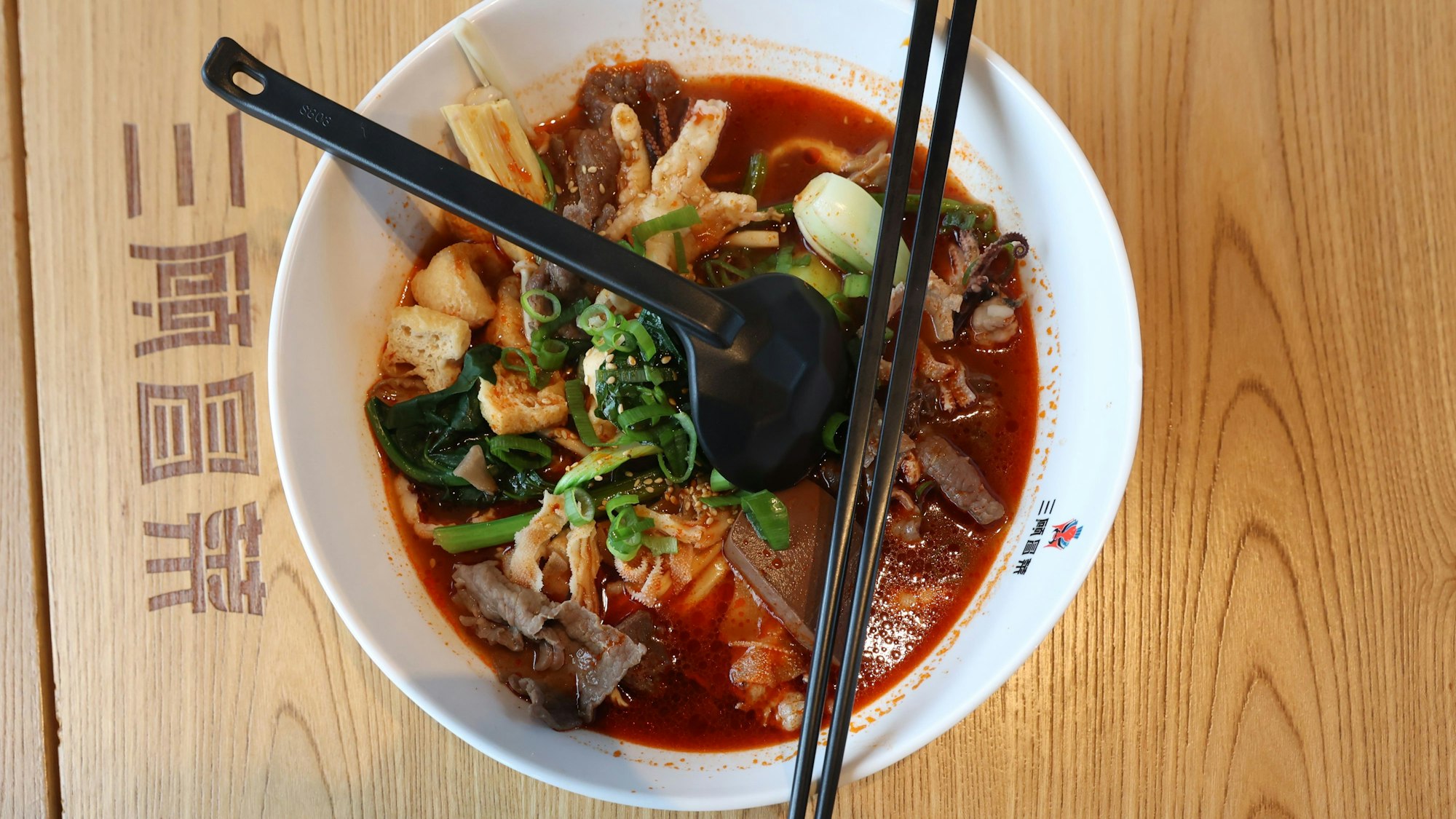 Eine chinesische Suppe im Restaurant San Gu Hot Pot in Köln.