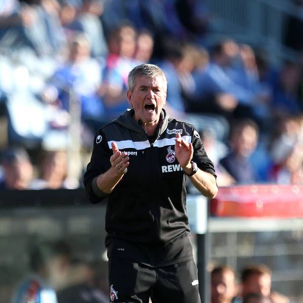 Trainer Friedhelm Funkel treibt in Kiel die Spieler des 1. FC Köln an.