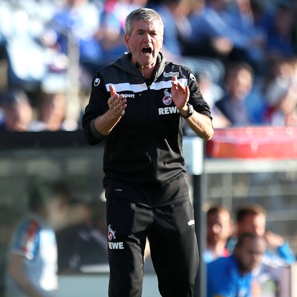 Trainer Friedhelm Funkel treibt in Kiel die Spieler des 1. FC Köln an.