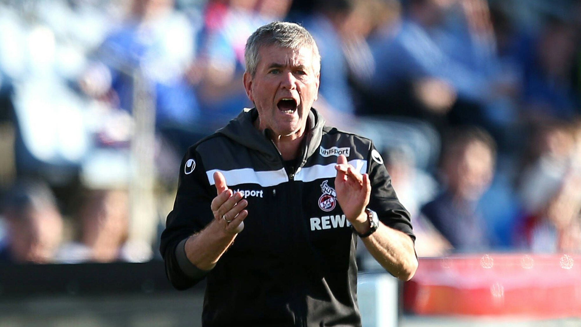 Trainer Friedhelm Funkel treibt in Kiel die Spieler des 1. FC Köln an.