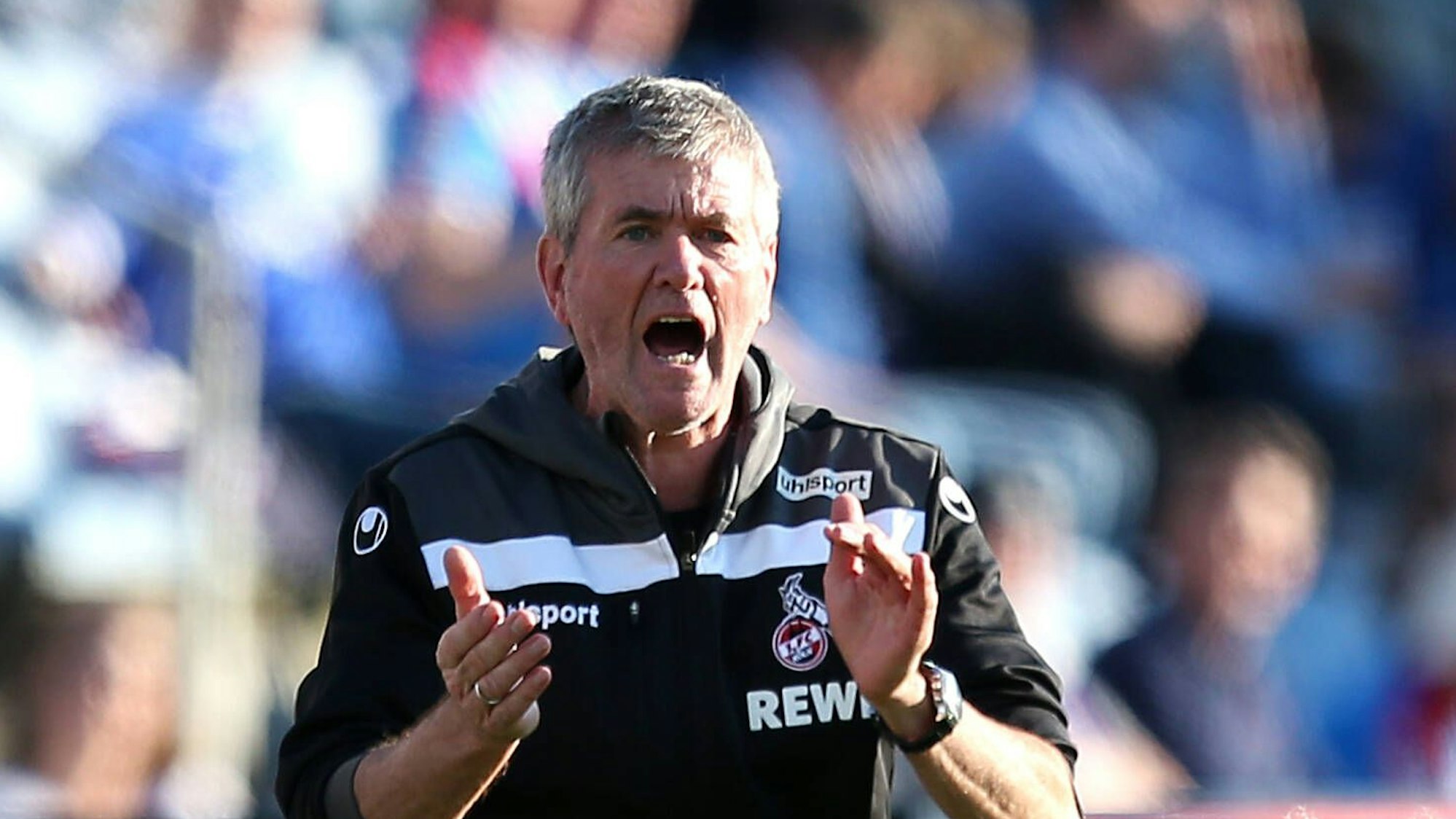Kölns Trainer Friedhelm Funkel treibt seine Mannschaft am 29. Mai 2021 während der Relegation gegen Holstein Kiel an.