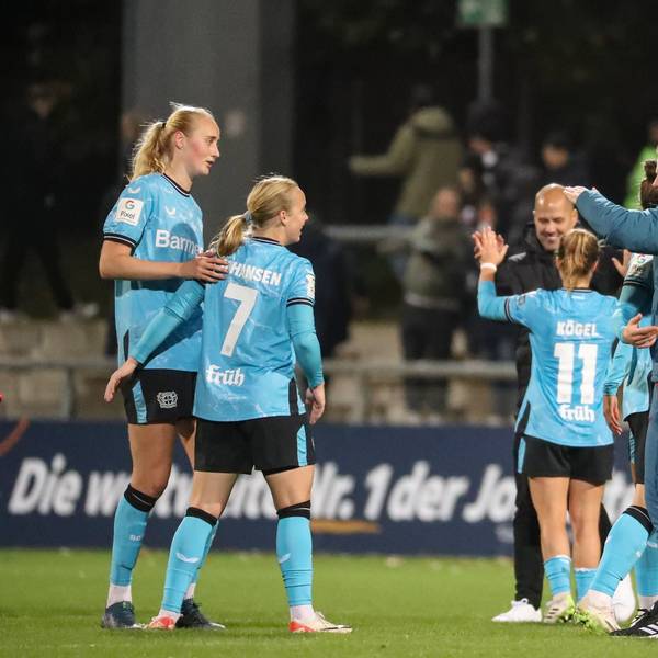 10.11.2023, xusrbx, Fussball 1.Bundesliga Damen, Eintracht Frankfurt Frauen - Bayer 04 Leverkusen emspor, Robert de Pauw Trainer Bayer 04 Leverkusen, die Spielerinnen von Bayer 04 Leverkusen, DFL/DFB REGULATIONS PROHIBIT ANY USE OF PHOTOGRAPHS as IMAGE SEQUENCES and/or QUASI-VIDEO Frankfurt am Main *** 10 11 2023, xusrbx, Fußball 1 Bundesliga Damen, Eintracht Frankfurt Frauen Bayer 04 Leverkusen emspor, Robert de Pauw Trainer Bayer 04 Leverkusen , die Spielerinnen von Bayer 04 Leverkusen, DFL DFB REGULATIONS PROHIBIT ANY USE OF PHOTOGRAPHS as IMAGE SEQUENCES and or QUASI VIDEO Frankfurt am Main