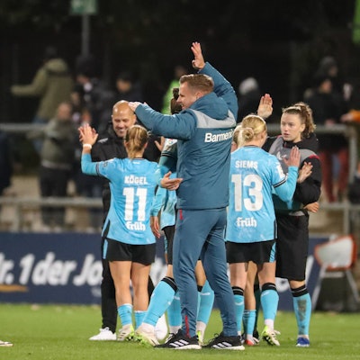 10.11.2023, xusrbx, Fussball 1.Bundesliga Damen, Eintracht Frankfurt Frauen - Bayer 04 Leverkusen emspor, Robert de Pauw Trainer Bayer 04 Leverkusen, die Spielerinnen von Bayer 04 Leverkusen, DFL/DFB REGULATIONS PROHIBIT ANY USE OF PHOTOGRAPHS as IMAGE SEQUENCES and/or QUASI-VIDEO Frankfurt am Main *** 10 11 2023, xusrbx, Fußball 1 Bundesliga Damen, Eintracht Frankfurt Frauen Bayer 04 Leverkusen emspor, Robert de Pauw Trainer Bayer 04 Leverkusen , die Spielerinnen von Bayer 04 Leverkusen, DFL DFB REGULATIONS PROHIBIT ANY USE OF PHOTOGRAPHS as IMAGE SEQUENCES and or QUASI VIDEO Frankfurt am Main