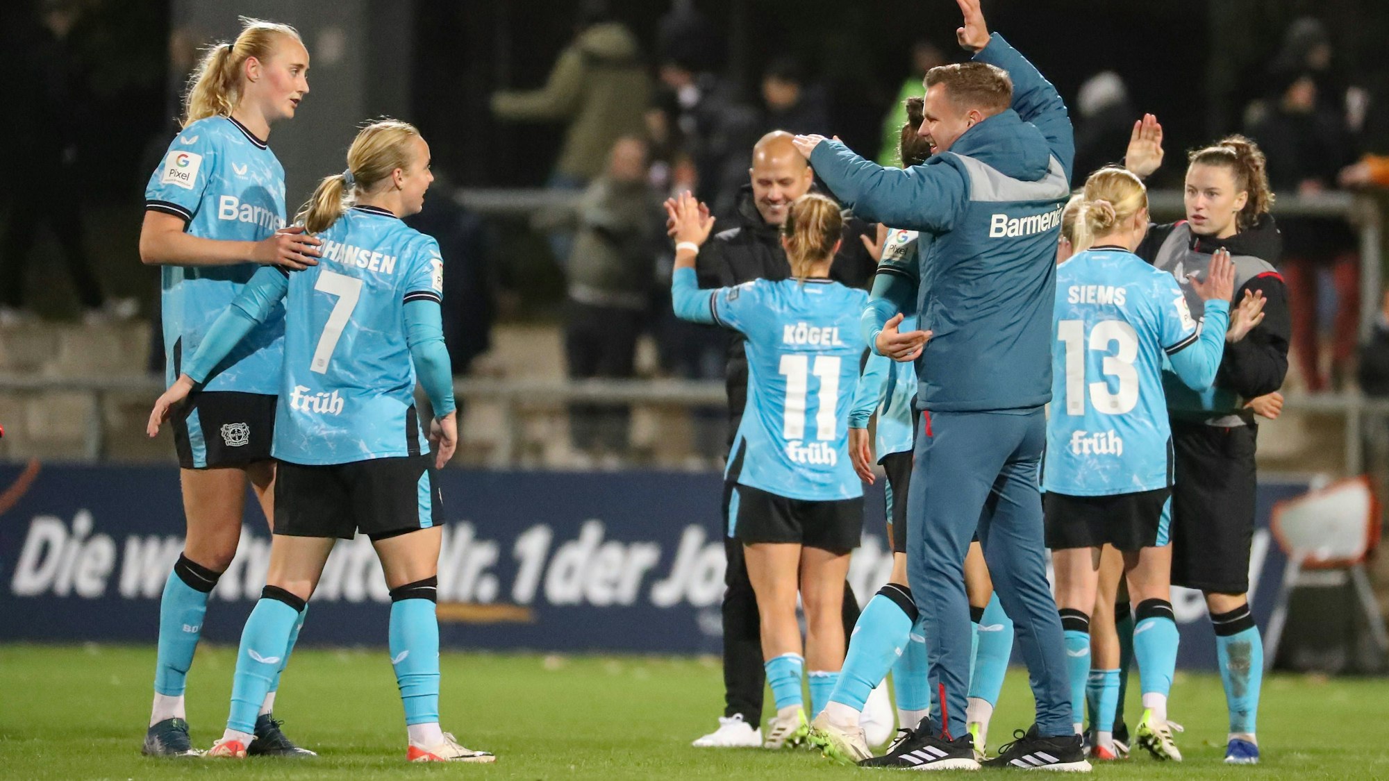 10.11.2023, xusrbx, Fussball 1.Bundesliga Damen, Eintracht Frankfurt Frauen - Bayer 04 Leverkusen emspor, Robert de Pauw Trainer Bayer 04 Leverkusen, die Spielerinnen von Bayer 04 Leverkusen, DFL/DFB REGULATIONS PROHIBIT ANY USE OF PHOTOGRAPHS as IMAGE SEQUENCES and/or QUASI-VIDEO Frankfurt am Main *** 10 11 2023, xusrbx, Fußball 1 Bundesliga Damen, Eintracht Frankfurt Frauen Bayer 04 Leverkusen emspor, Robert de Pauw Trainer Bayer 04 Leverkusen , die Spielerinnen von Bayer 04 Leverkusen, DFL DFB REGULATIONS PROHIBIT ANY USE OF PHOTOGRAPHS as IMAGE SEQUENCES and or QUASI VIDEO Frankfurt am Main