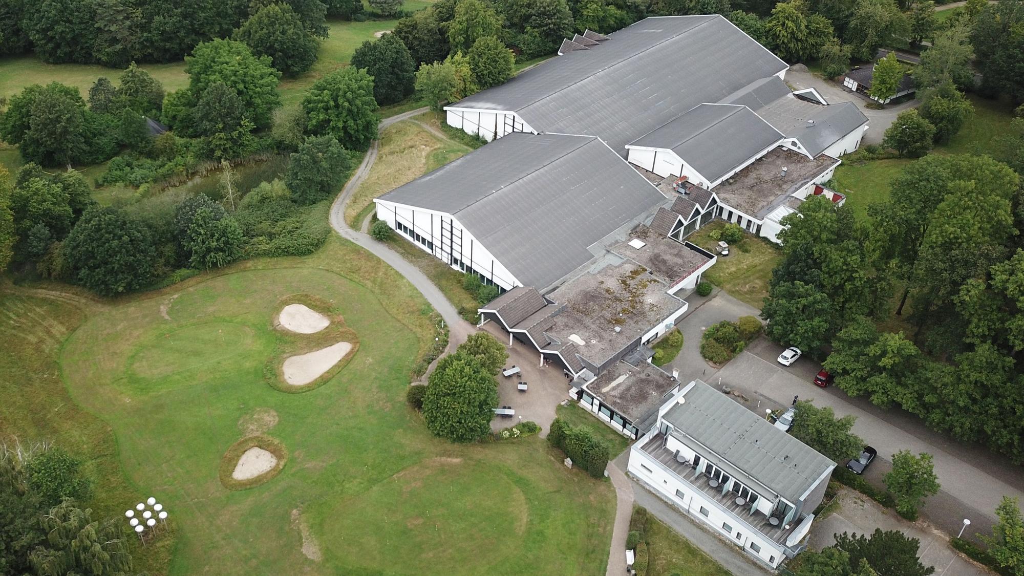 Die Gebäude des in die Jahre gekommenen Sportparks in Nümbrecht aus der Luft fotografiert.
