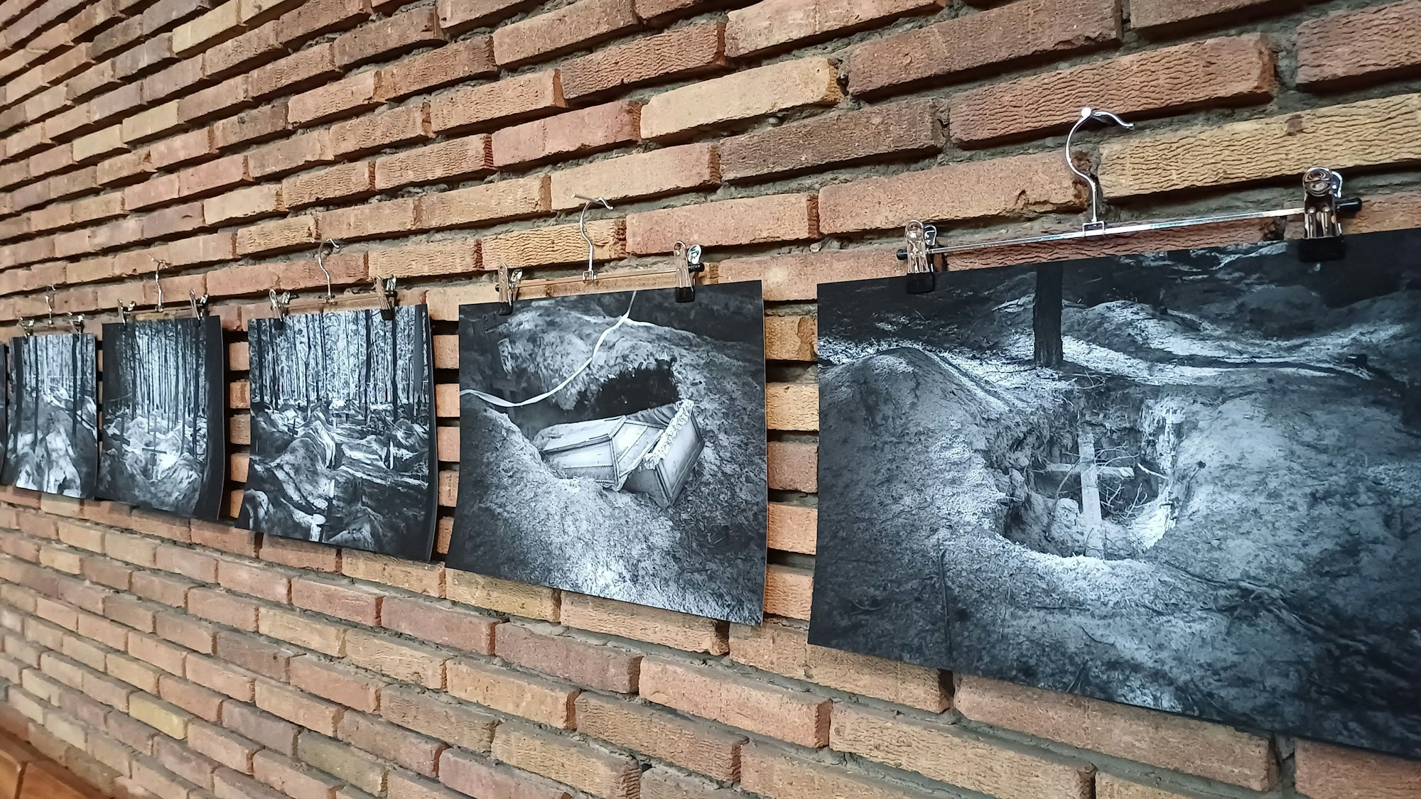 Die Ausstellung zeigt auch Fotos von Kriegsgräbern.