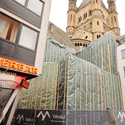 Das verblienene Untergeschoss der beiden Giebelhäuschen am Fischmarkt ist regensicher eingepackt.