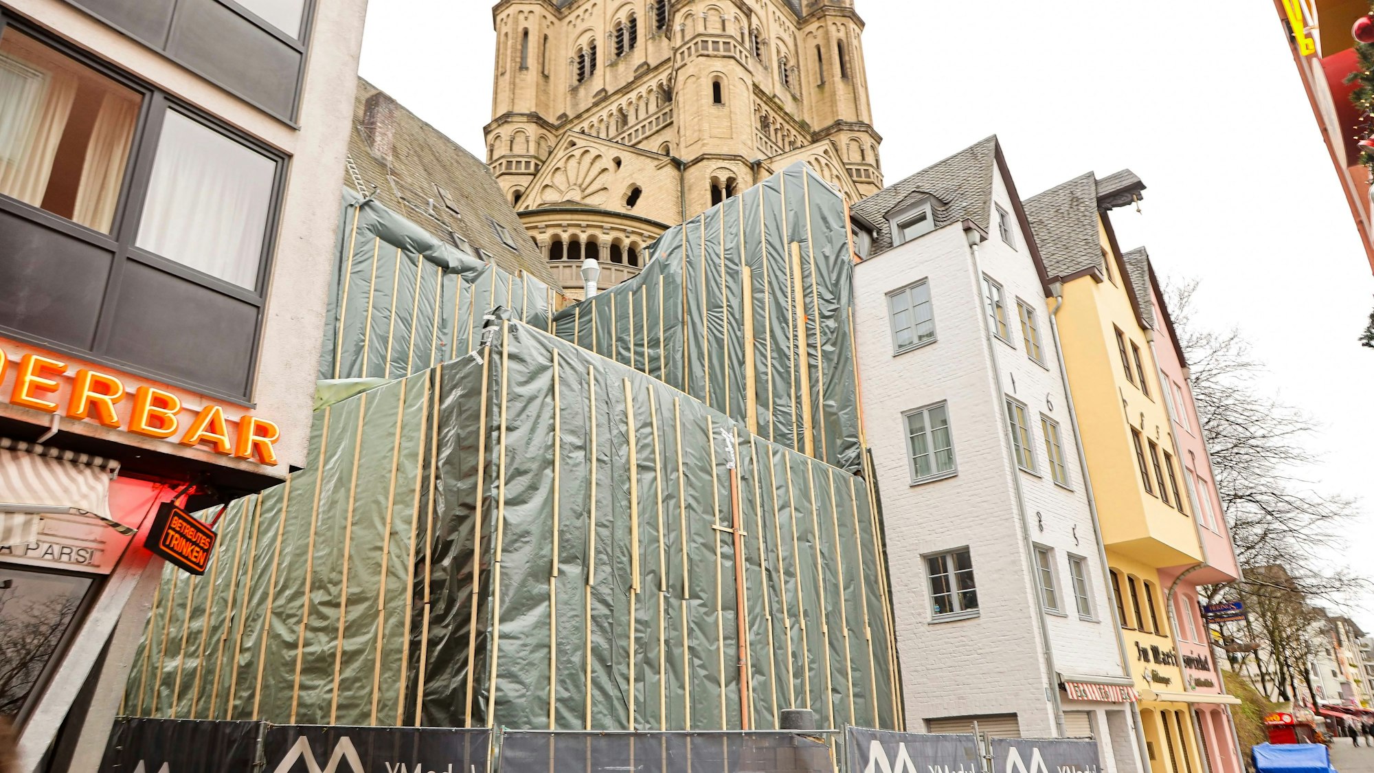 Das verblienene Untergeschoss der beiden Giebelhäuschen am Fischmarkt ist regensicher eingepackt.