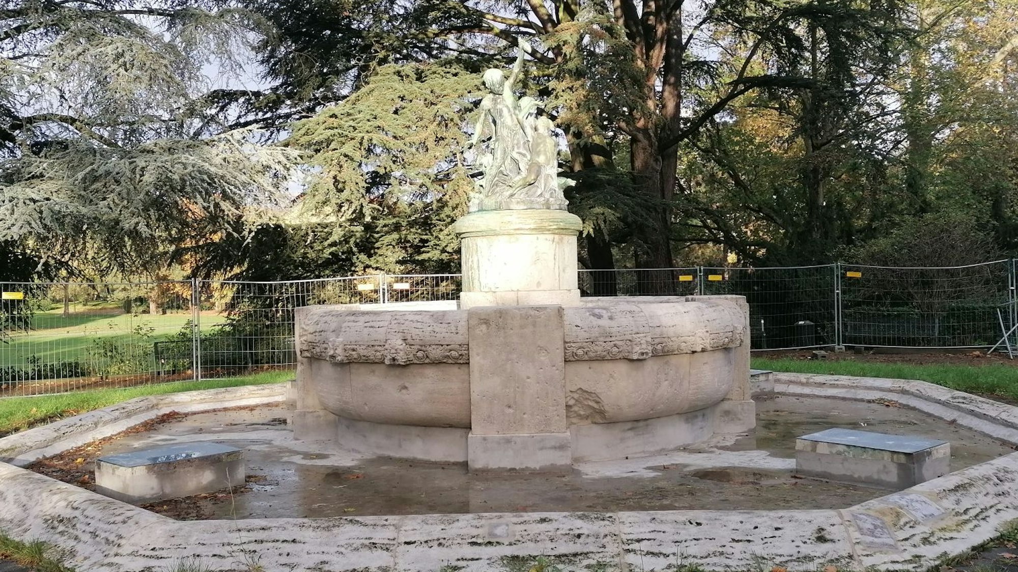 Ein Brunnen in Köln-Mülheim, umgeben von einem Park