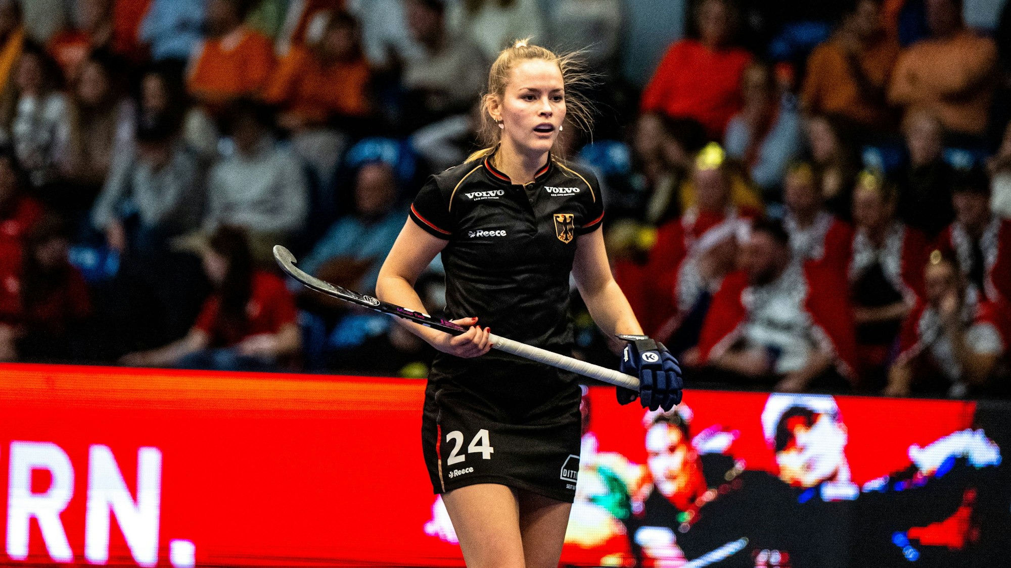 Hallen Hockey Europameisterschaft Hamburg, Deutschland - Holland 5-4, Damen, Finale 10.12.2022, Pia Maertens D 24 schwarz beste Spielerin der EM Hamburg Sporthalle Hamburg Alsterdorf Hamburg Deutschland *** European Indoor Hockey Championship Hamburg, Germany Holland 5 4, women, final 10 12 2022, Pia Maertens D 24 black best player of the European Championship Hamburg Sporthalle Hamburg Alsterdorf Hamburg Germany EM Damen Finale D - NL 5-4 10.12.22 LR-6208