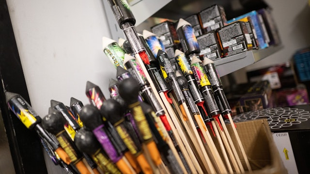 Raketen stehen am ersten Tag des Verkaufs von Feuerwerk im Einzelhandel in einem Geschäft.