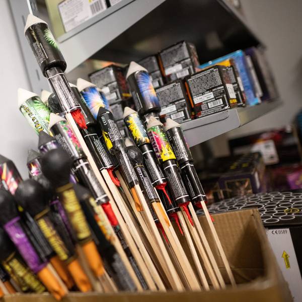 Raketen stehen am ersten Tag des Verkaufs von Feuerwerk im Einzelhandel in einem Geschäft.