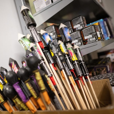 Raketen stehen am ersten Tag des Verkaufs von Feuerwerk im Einzelhandel in einem Geschäft.