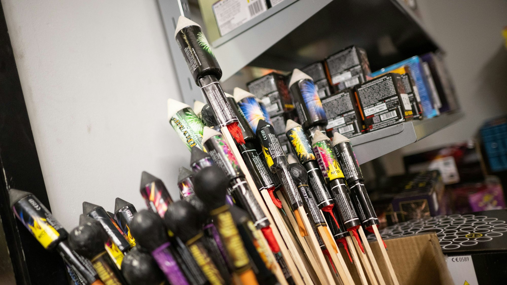 Raketen stehen am ersten Tag des Verkaufs von Feuerwerk im Einzelhandel in einem Geschäft.