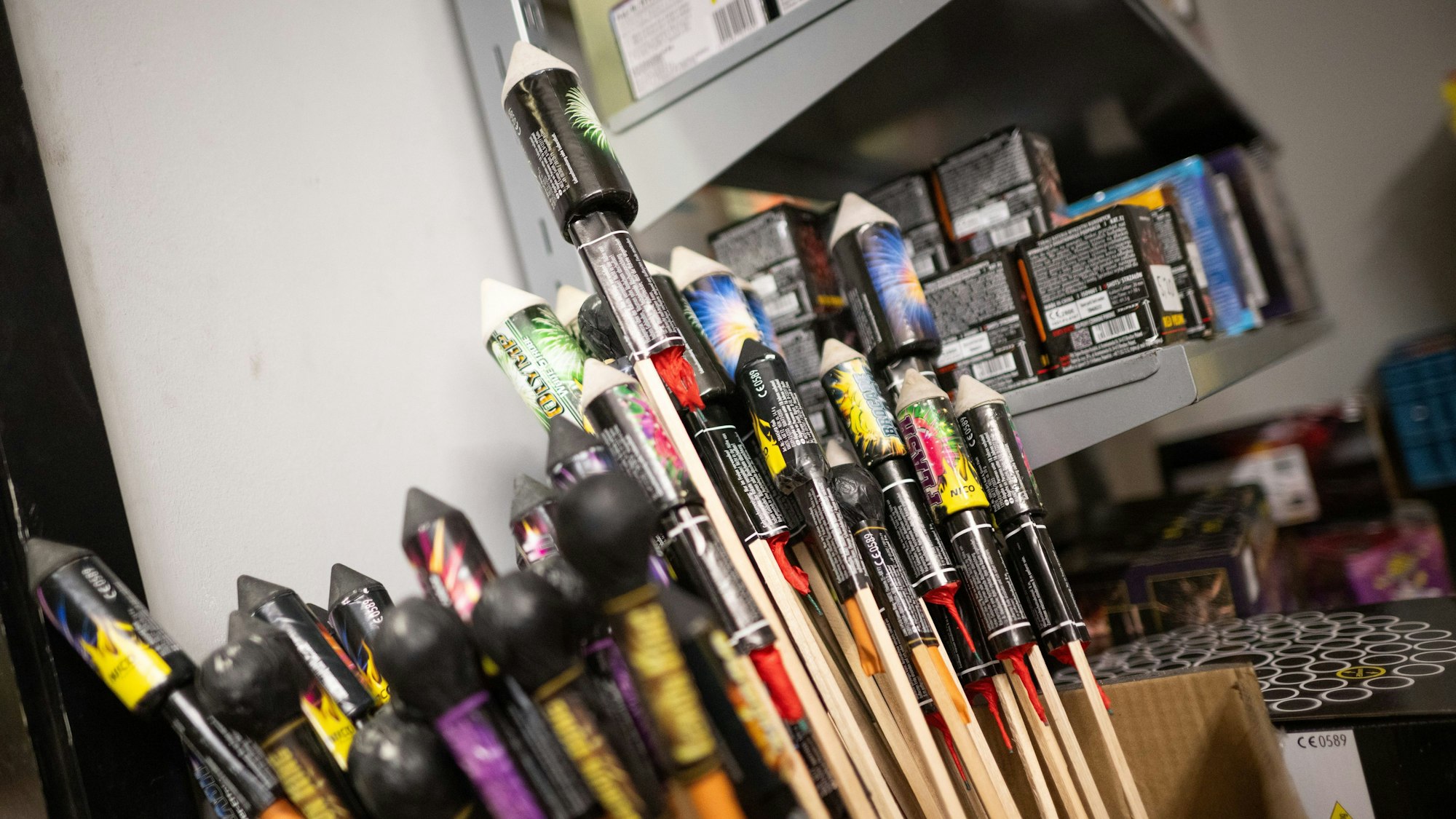 Raketen stehen am ersten Tag des Verkaufs von Feuerwerk im Einzelhandel in einem Geschäft von Feuerwerksverkauf.