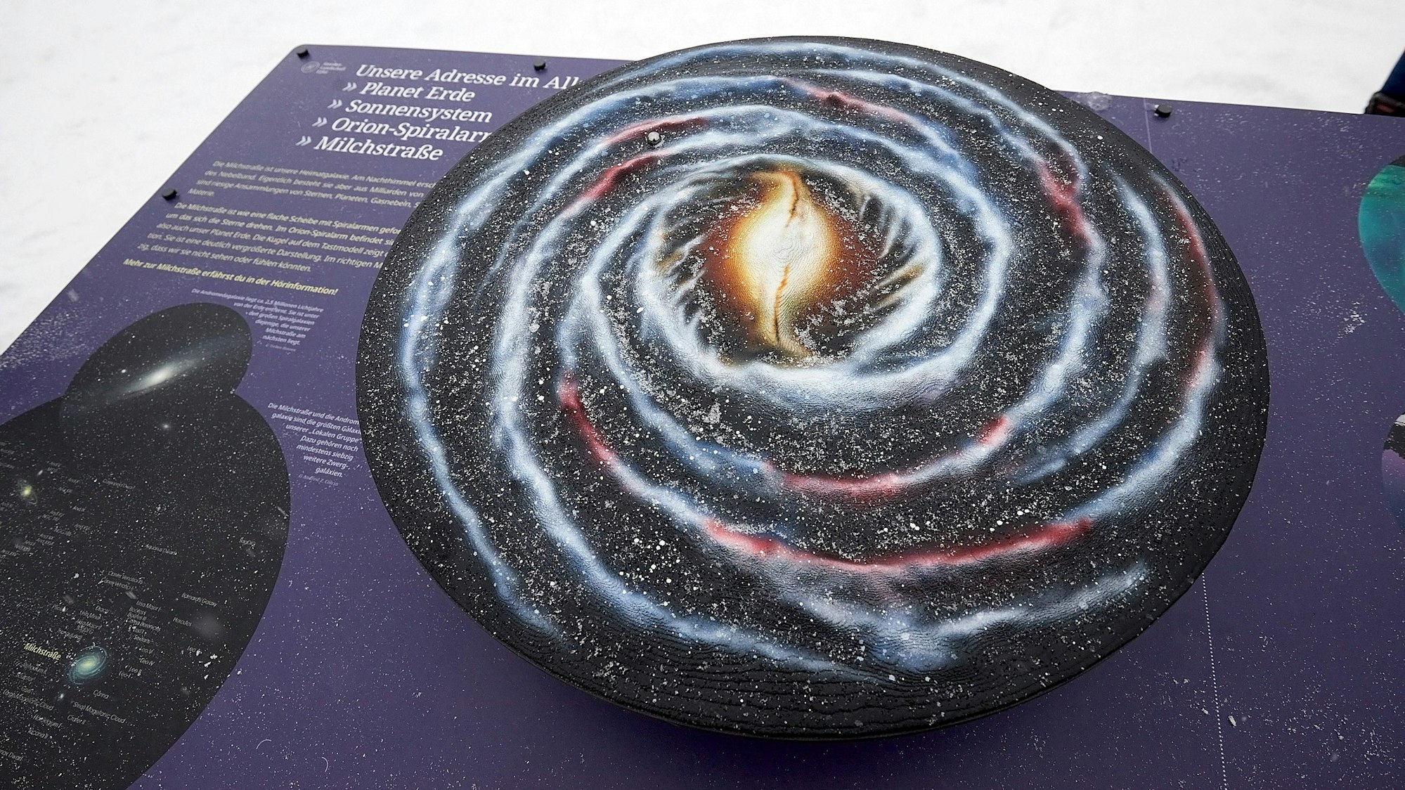 Eine der Tafeln, die zur Orientierung am Nachthimmel dienen, zeigt eine Spirale.
