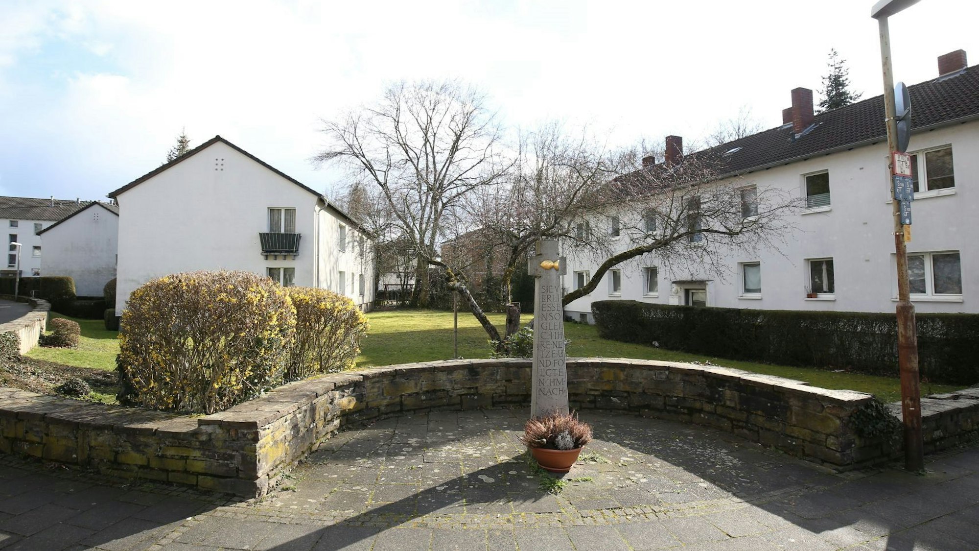 Mehrere zweigeschossige Häuser mit weißen Fassaden stehen im Süden der Stadt Königswinter am Stadtgarten.