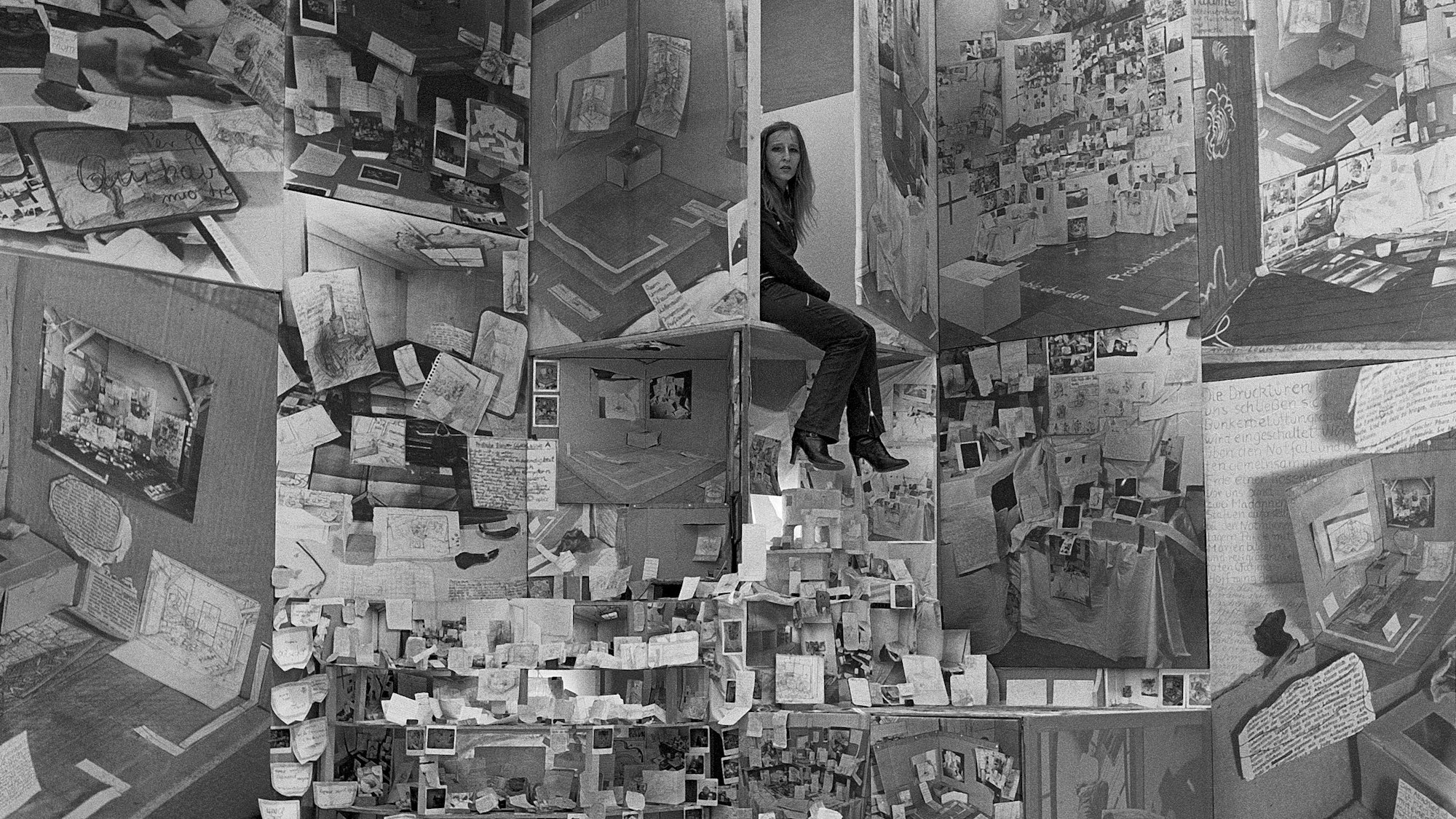 Anna Oppermann sitzt in einem Wandbild.