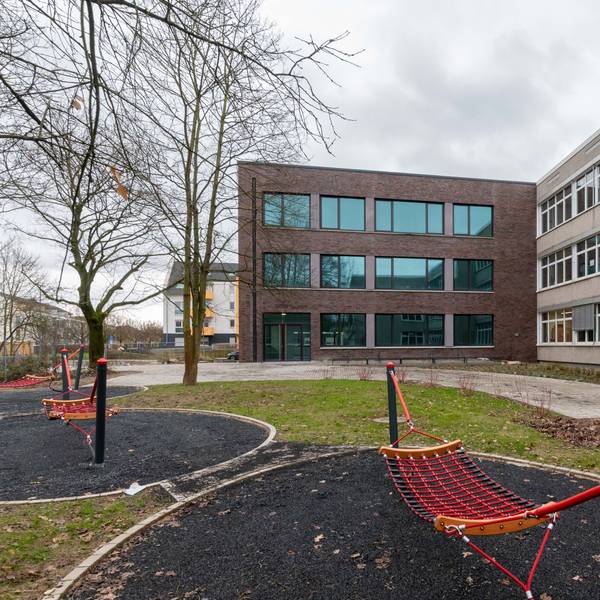 Das Foto zeigt das Maximilian-Kolbe-Gymnasium in Köln-Porz.