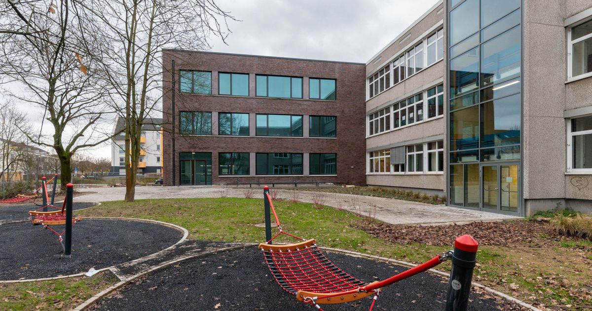 Cologne High School Bans Ball Sports in Halle - News Directory 3