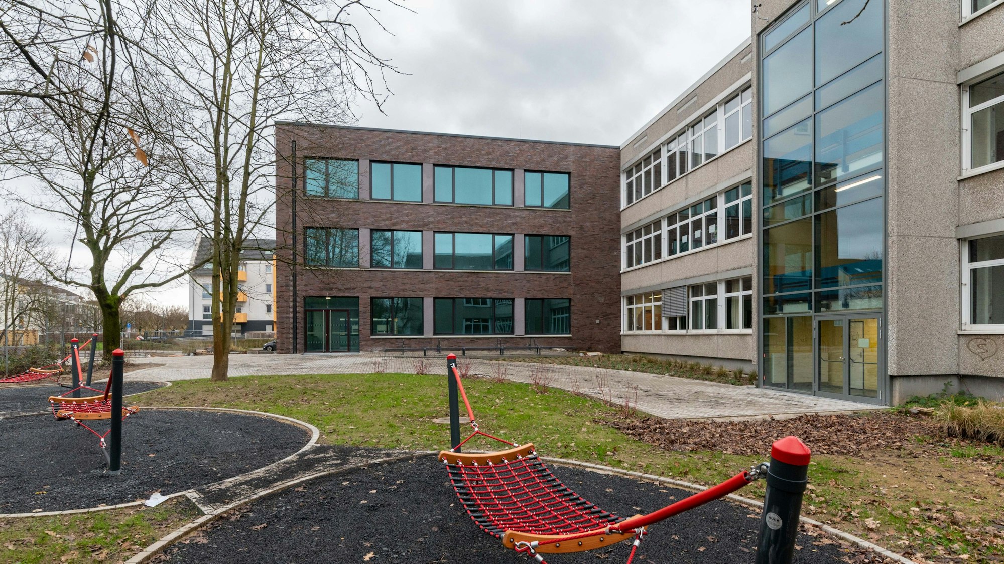 Das Foto zeigt das Maximilian-Kolbe-Gymnasium in Köln-Porz.